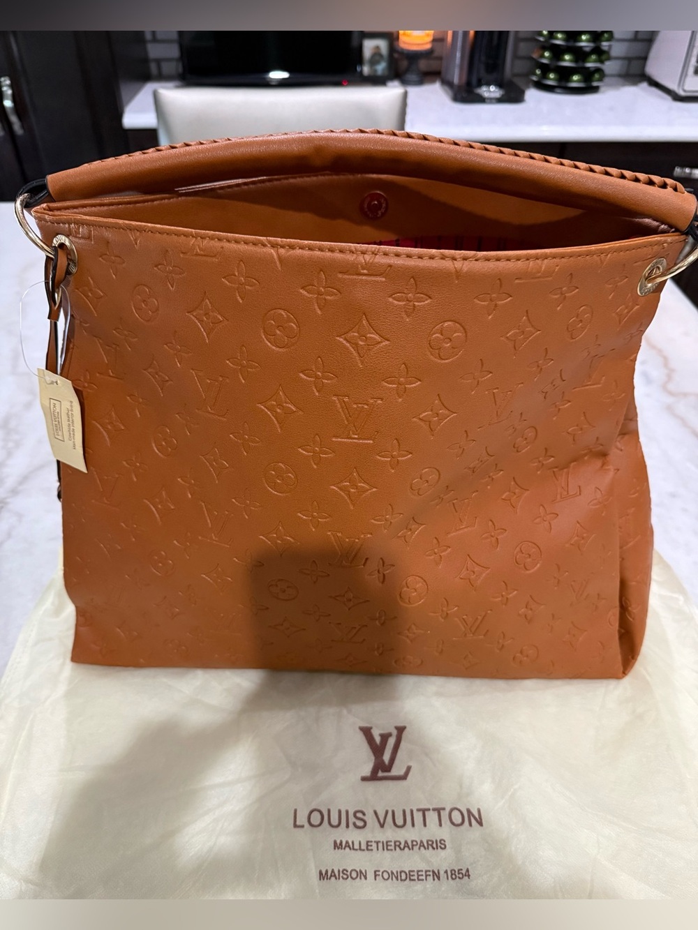 Lv Artsy - Picture 2 of 9